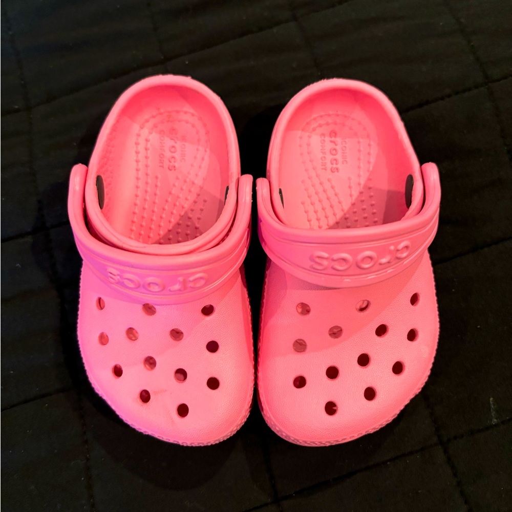 EUC TODDLER CROCS IN PINK SIZE C6